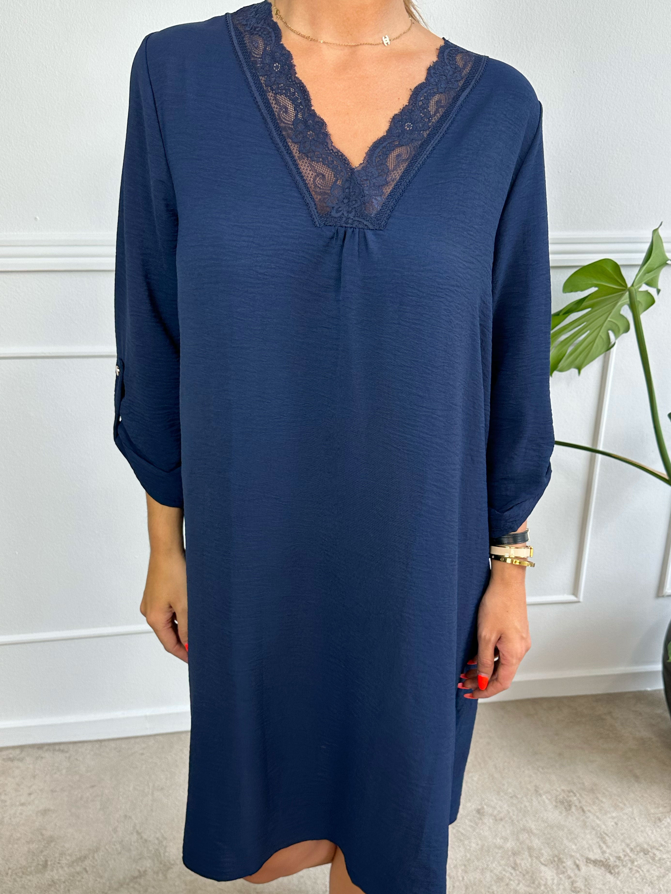 Elly Long - Simpel klänning med spetskant